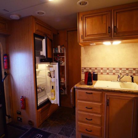 Luxury American Rv With Hot Tub West Chiltington Zewnętrze zdjęcie