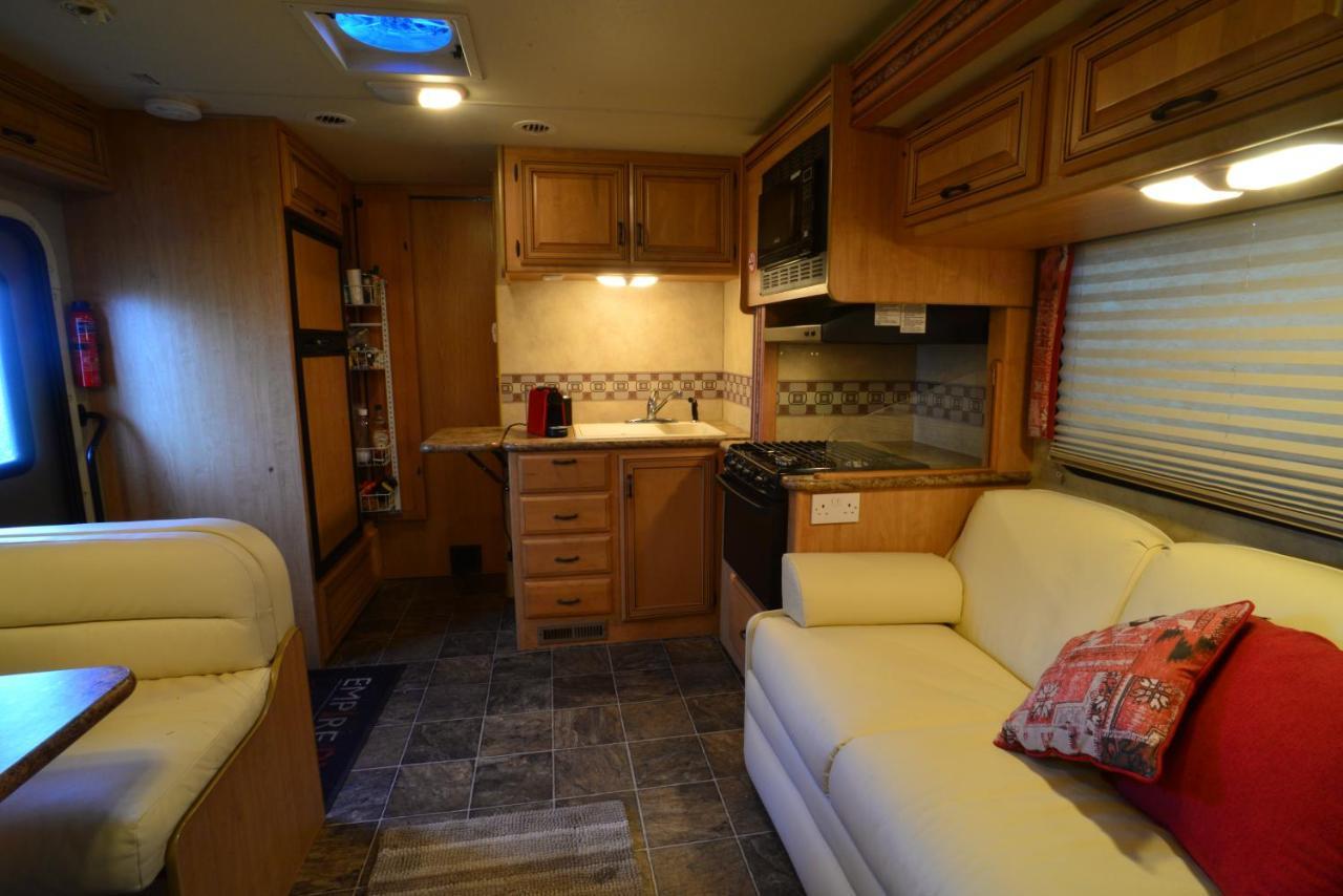 Luxury American Rv With Hot Tub West Chiltington Zewnętrze zdjęcie