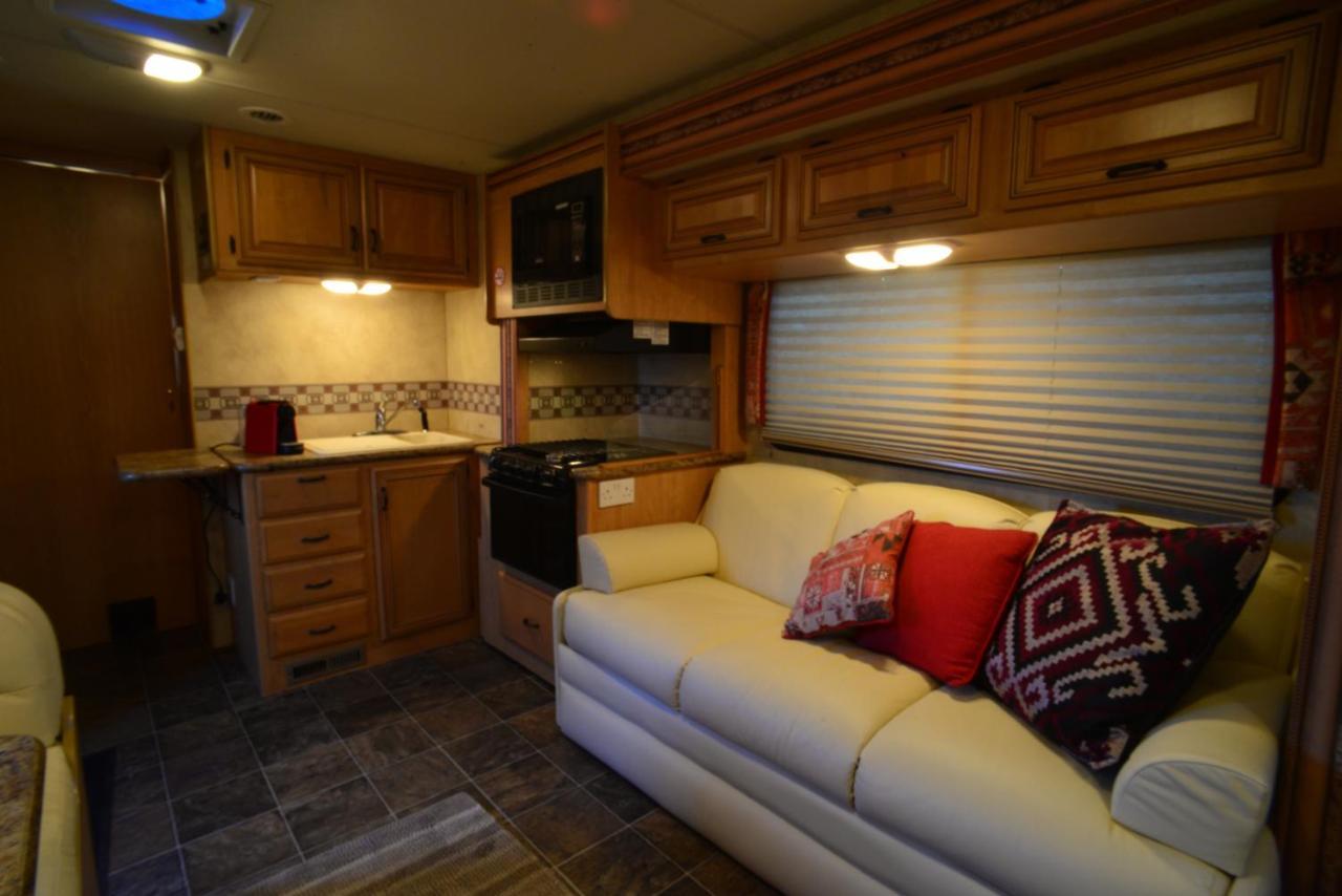 Luxury American Rv With Hot Tub West Chiltington Zewnętrze zdjęcie