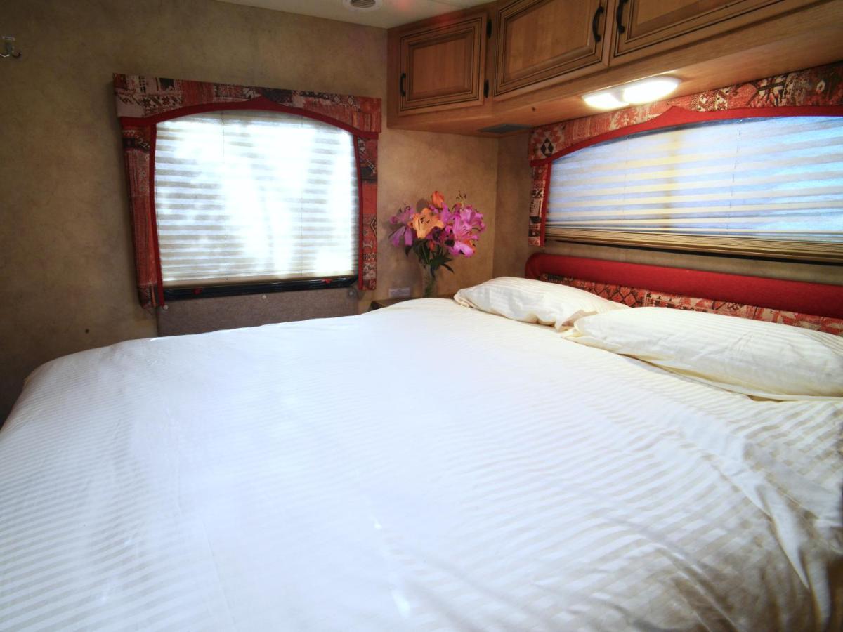 Luxury American Rv With Hot Tub West Chiltington Zewnętrze zdjęcie