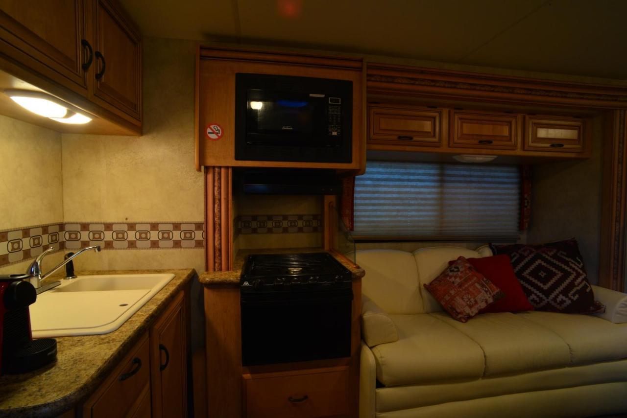 Luxury American Rv With Hot Tub West Chiltington Zewnętrze zdjęcie